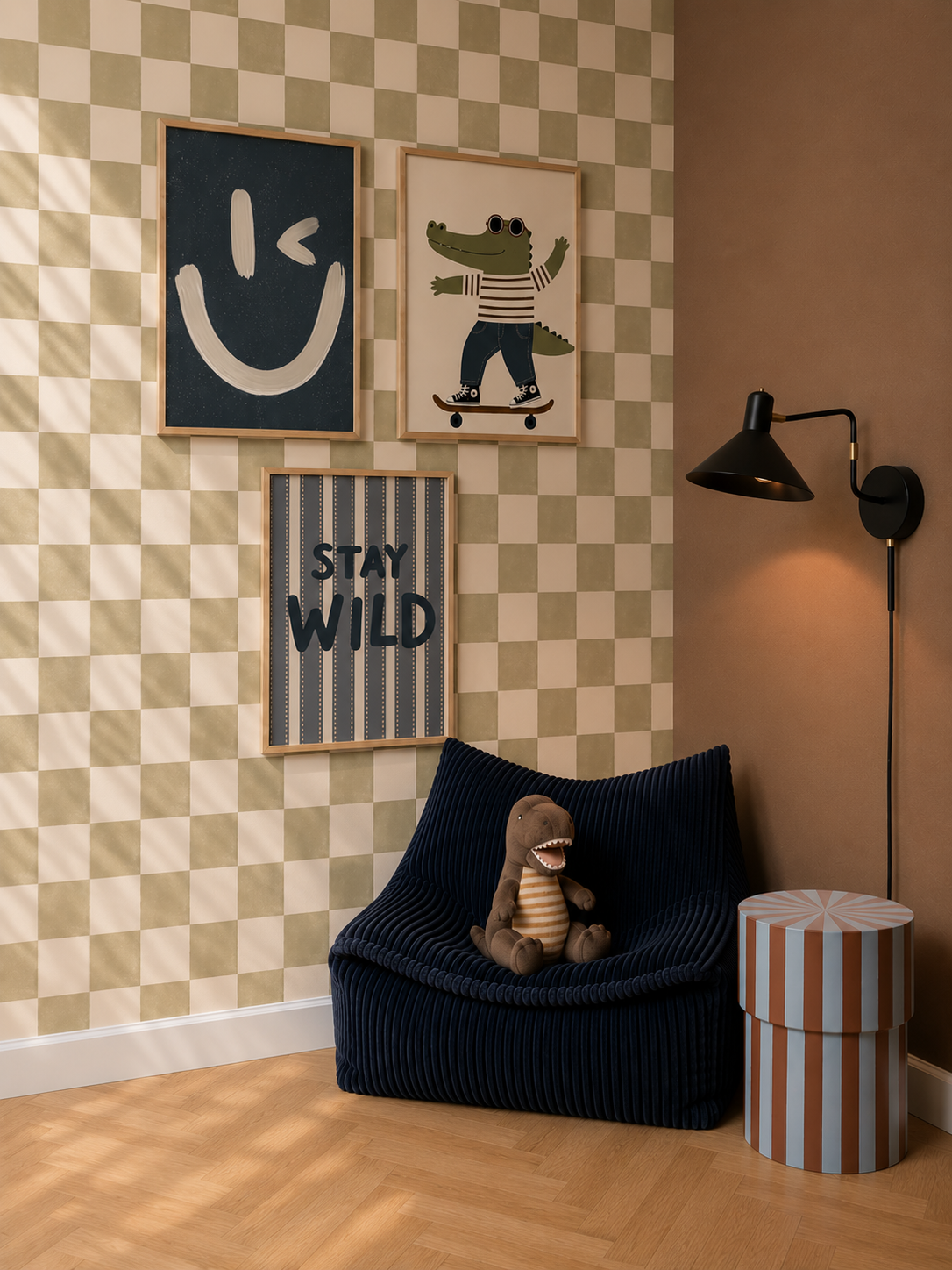 Leeshoek met blauwe stoel, posters en Ruitje Ruitje olijf behang