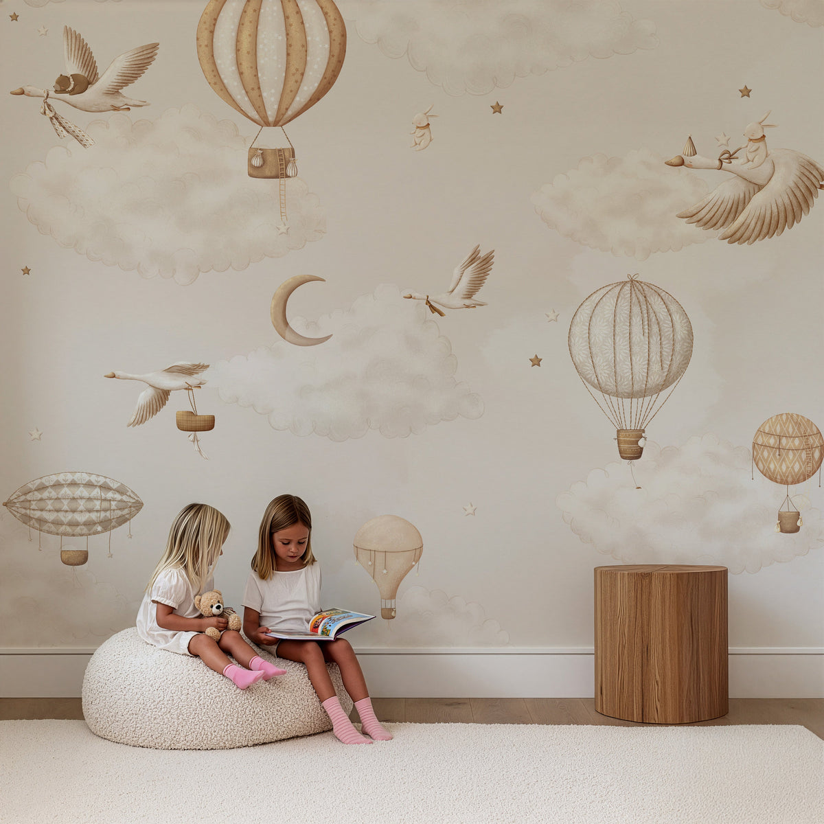Leeshoek met twee kinderen en Little Dreamers behang met luchtballonnen en wolken