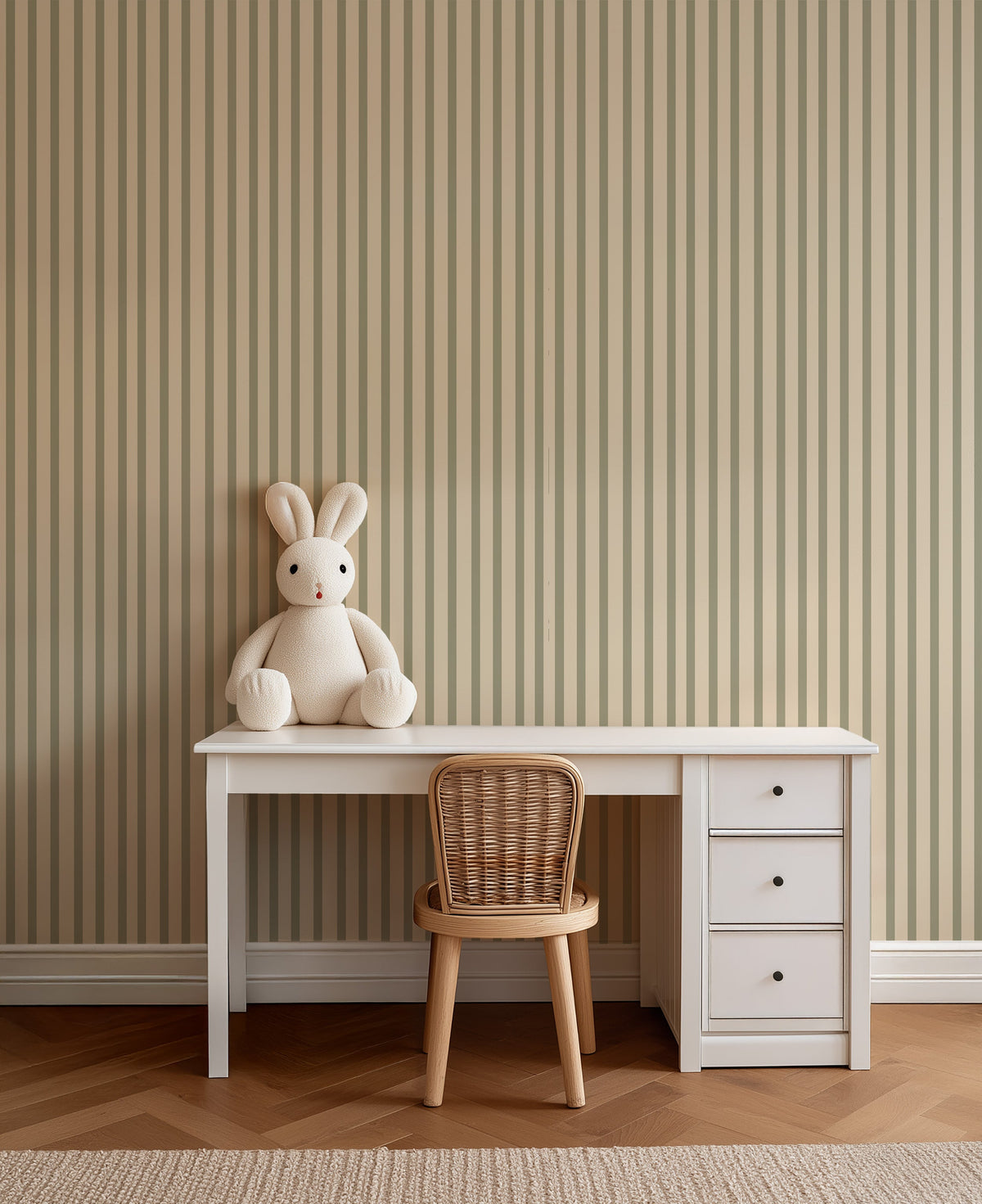 Kinderbureau tegen saliegroen gestreept behang Stripes