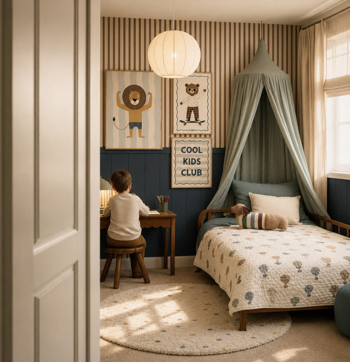 Kinderkamer inspiratie: Een stoere én gezellige jongenskamer met strepen en posters.