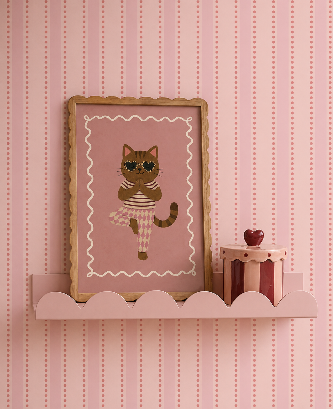 Dotted Stripes powder pink behang met yogakatposter op een houten wandplank