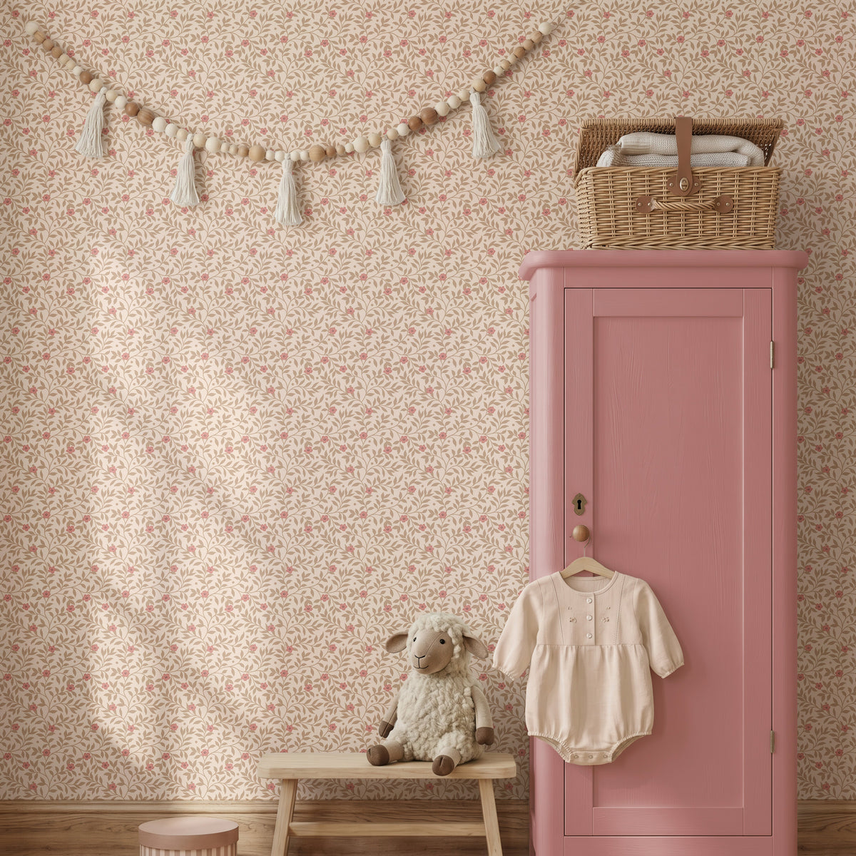 Roze kast tegen Petite Blossom rose bloemenbehang