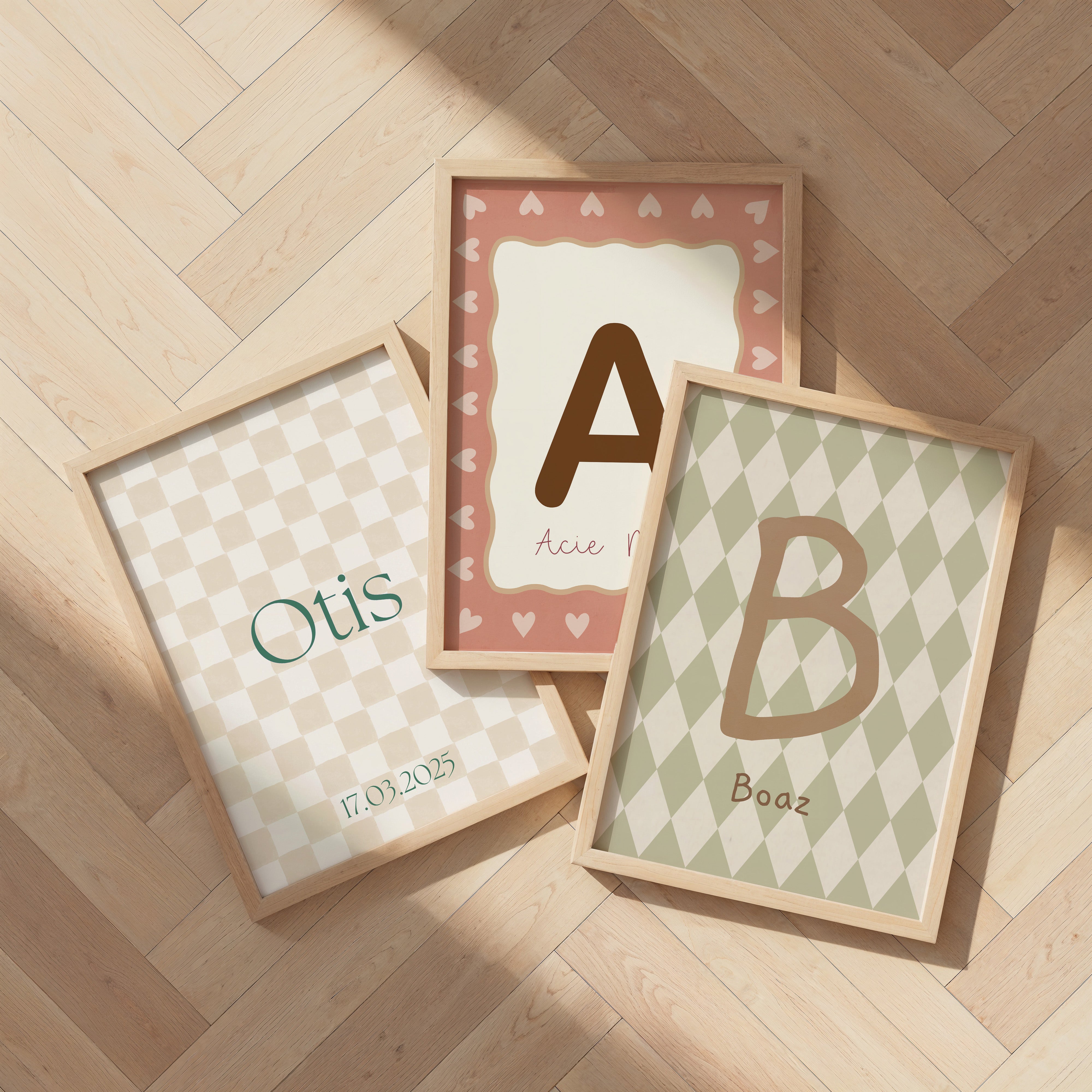 Drie gepersonaliseerde naam en initiaal posters in zachte pastelkleuren, ingelijst en perfect te combineren in de baby of kinderkamer.