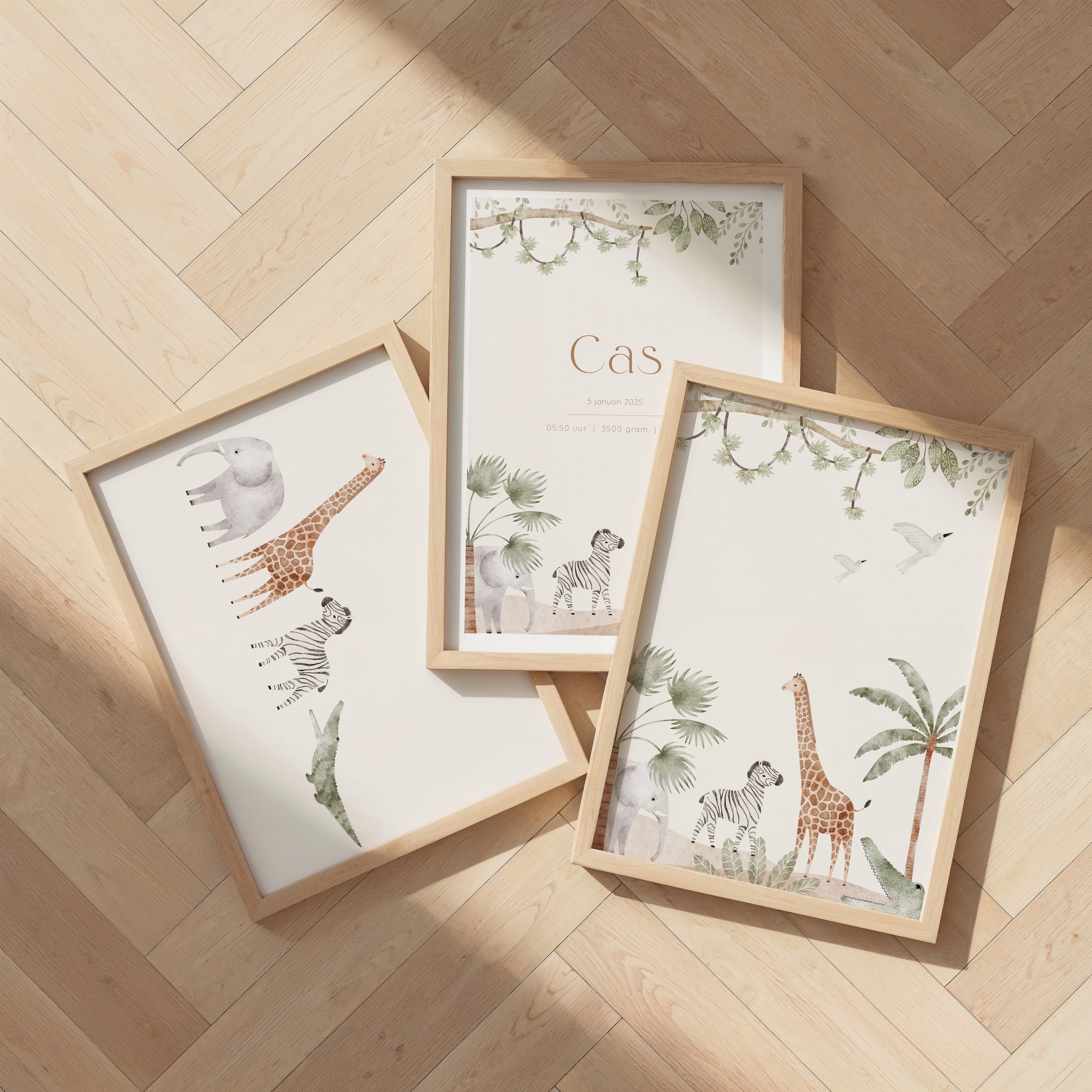 Jungle posters voor de kinderkamer met giraffe, zebra en olifant in zachte natuurtinten.