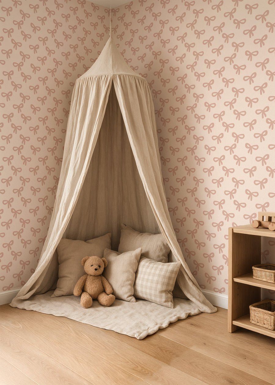 Bows beige strikjesbehang in een meisjeskamer met bedhemel