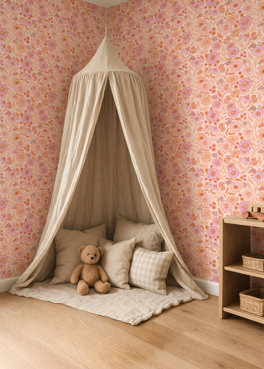 Babykamer met Poppy Field bloemenbehang in roze en oranje