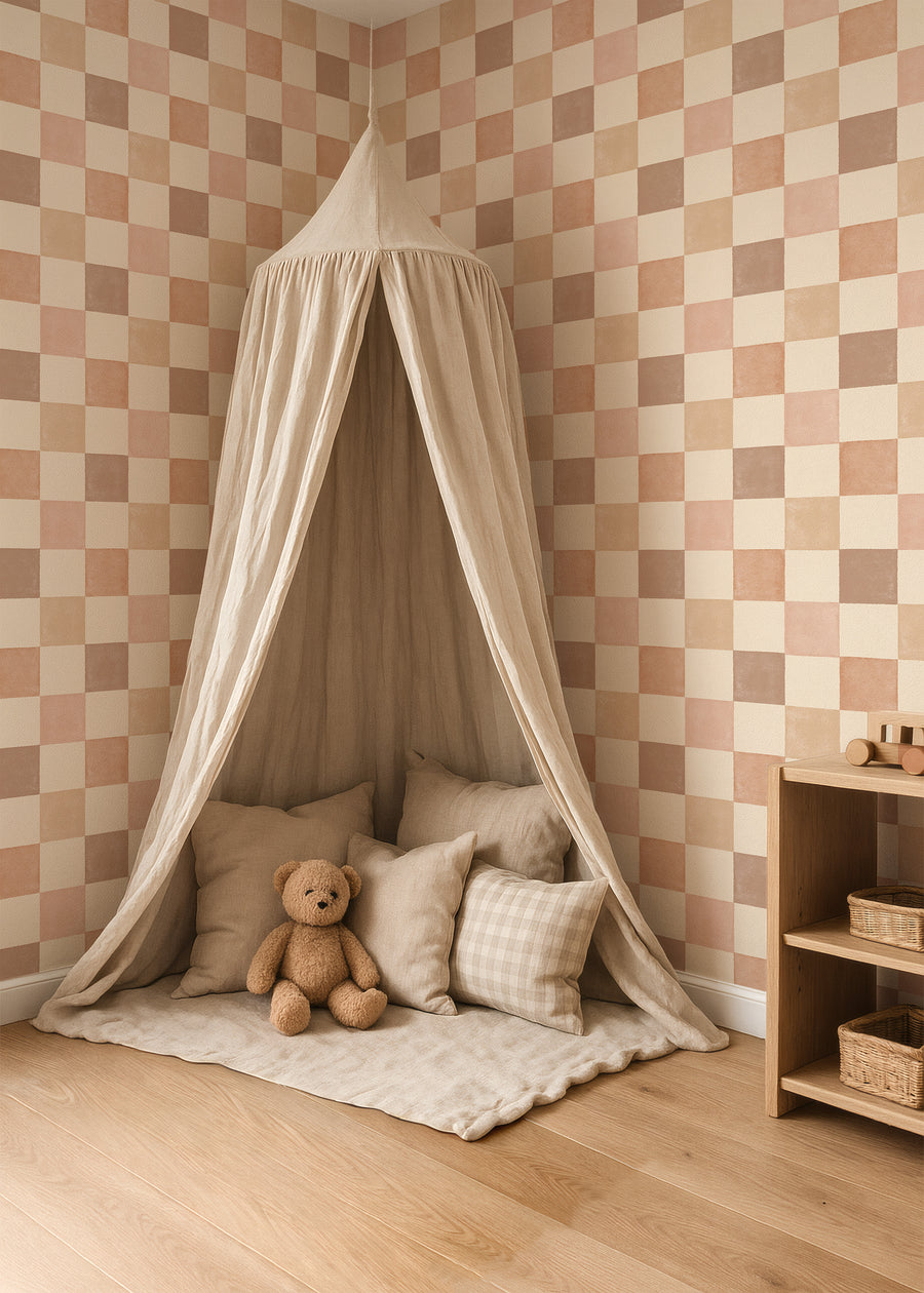Babykamer met Ruitje Ruitje nude behang en een hemeltje