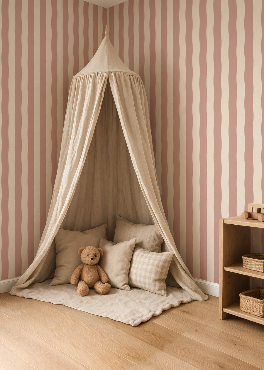 Kinderkamer met Behang Wavy Stripes - terra pink op de wand
