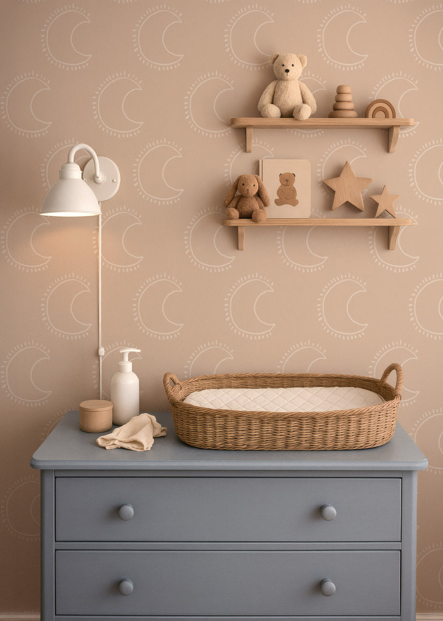Moon beige behang in een rustige babykamer met commode