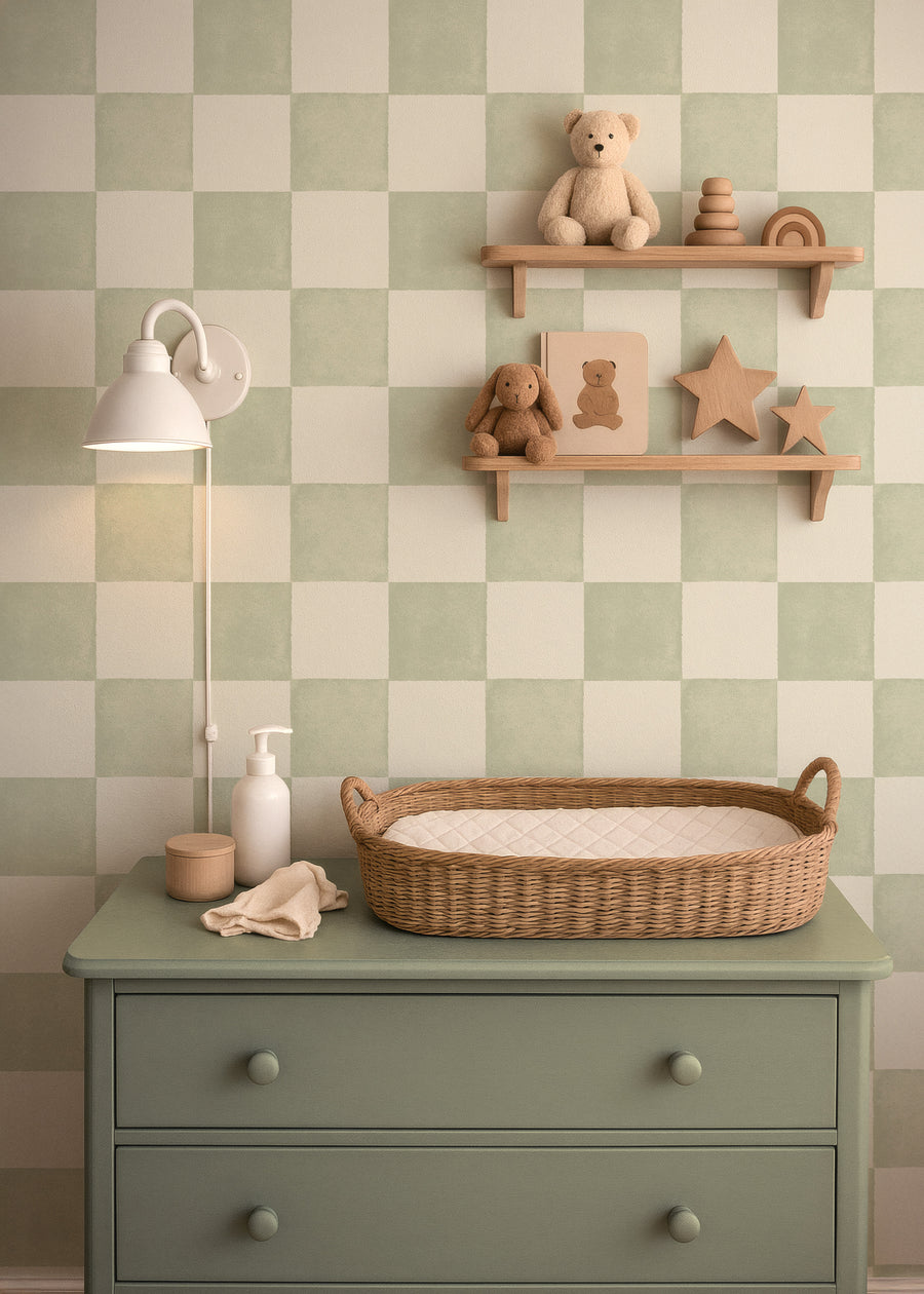 Babykamer met commode en Ruitje Ruitje sage behang