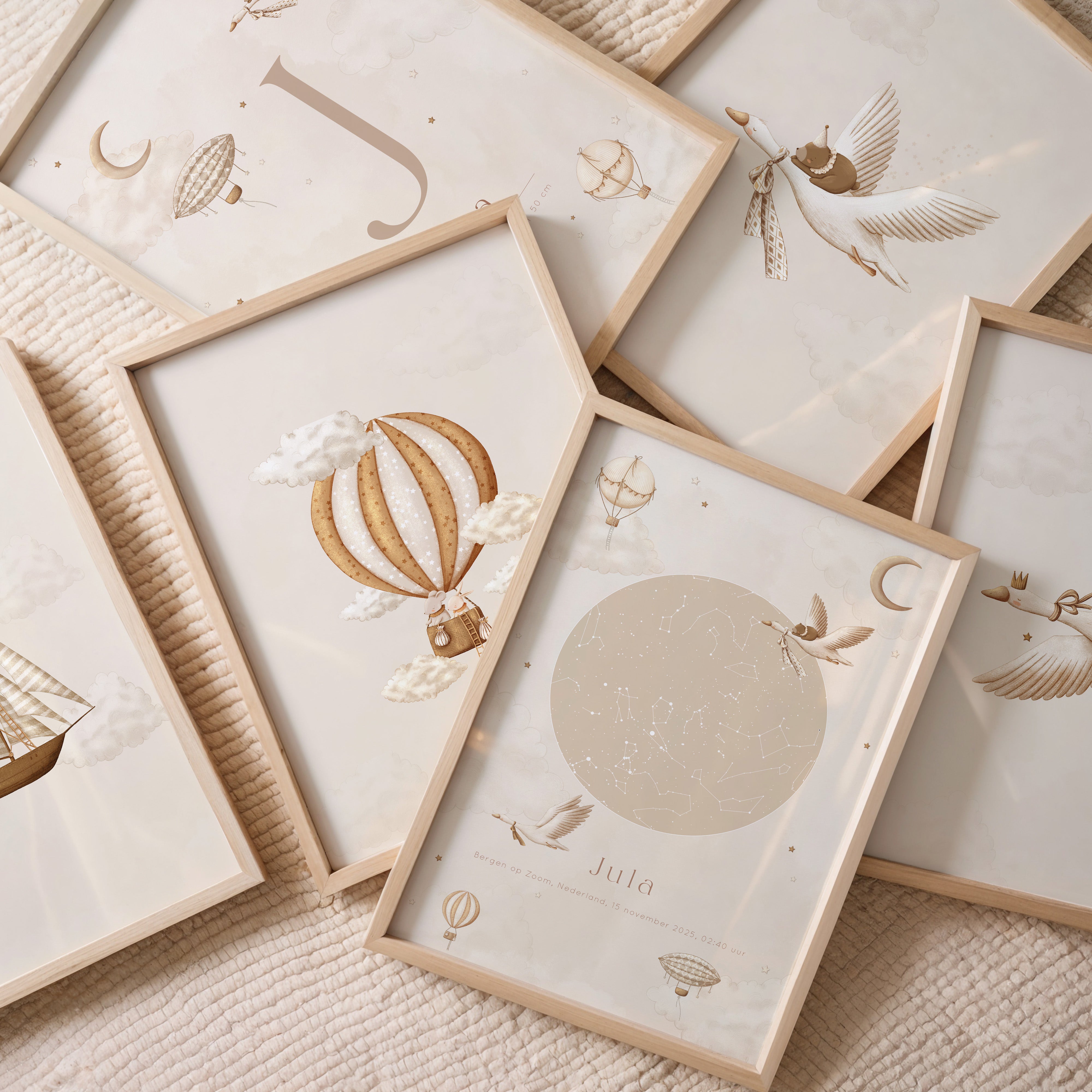 Babykamer posters met luchtballon, vogels en zachte neutrale tinten.