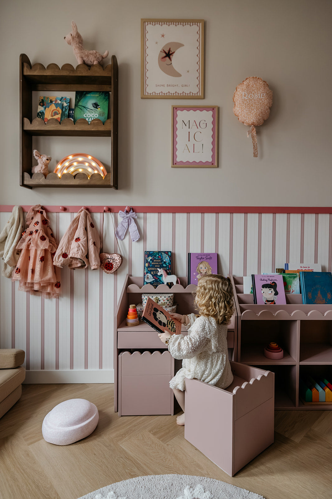 Wallpaper Sweet Stripes - soft pink