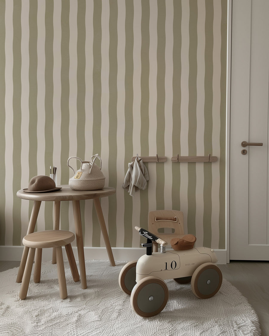 Kinderkamer met Behang Wavy Stripes - olive green op de wand