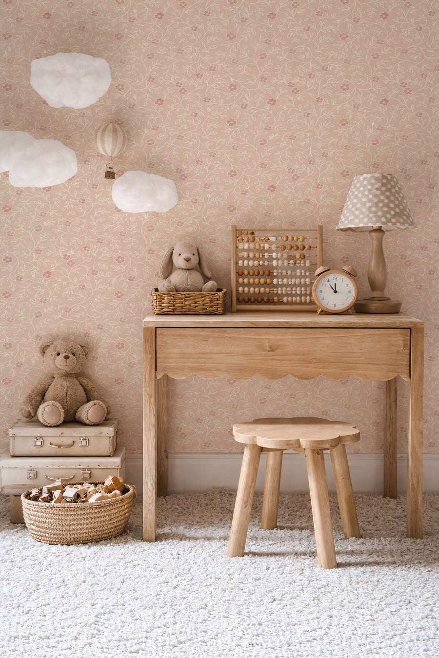 Houten kinderbureau tegen Blossom Vine blush bloemenbehang