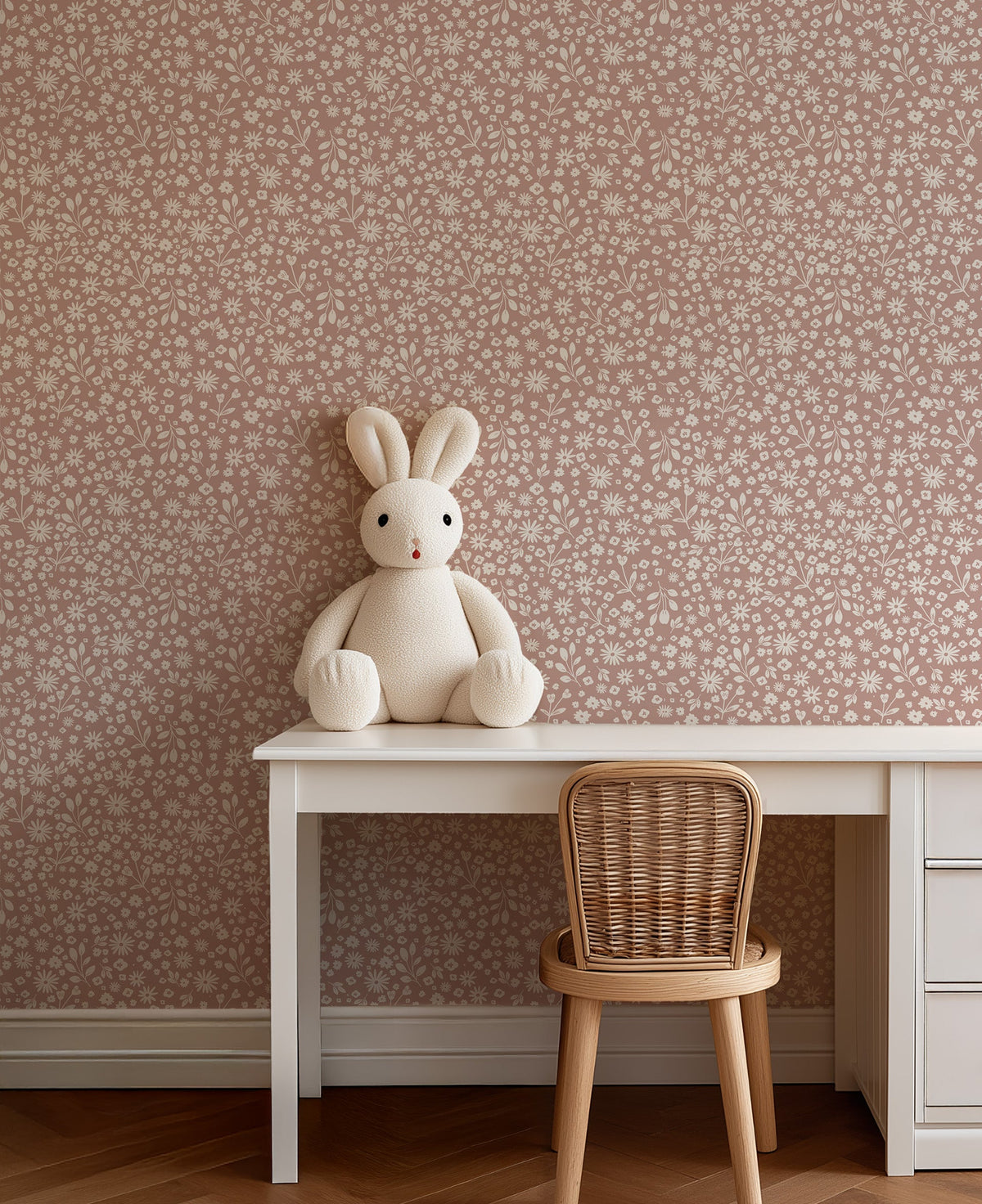 romantisch kinderkamer behang met oudroze en beige bloemetjes