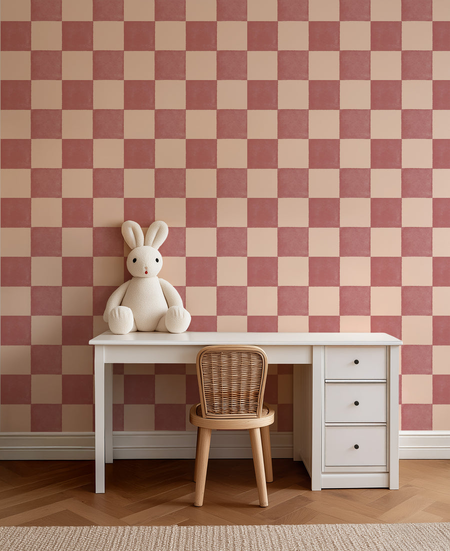 Kinderbureau tegen Ruitje Ruitje blush clay behang