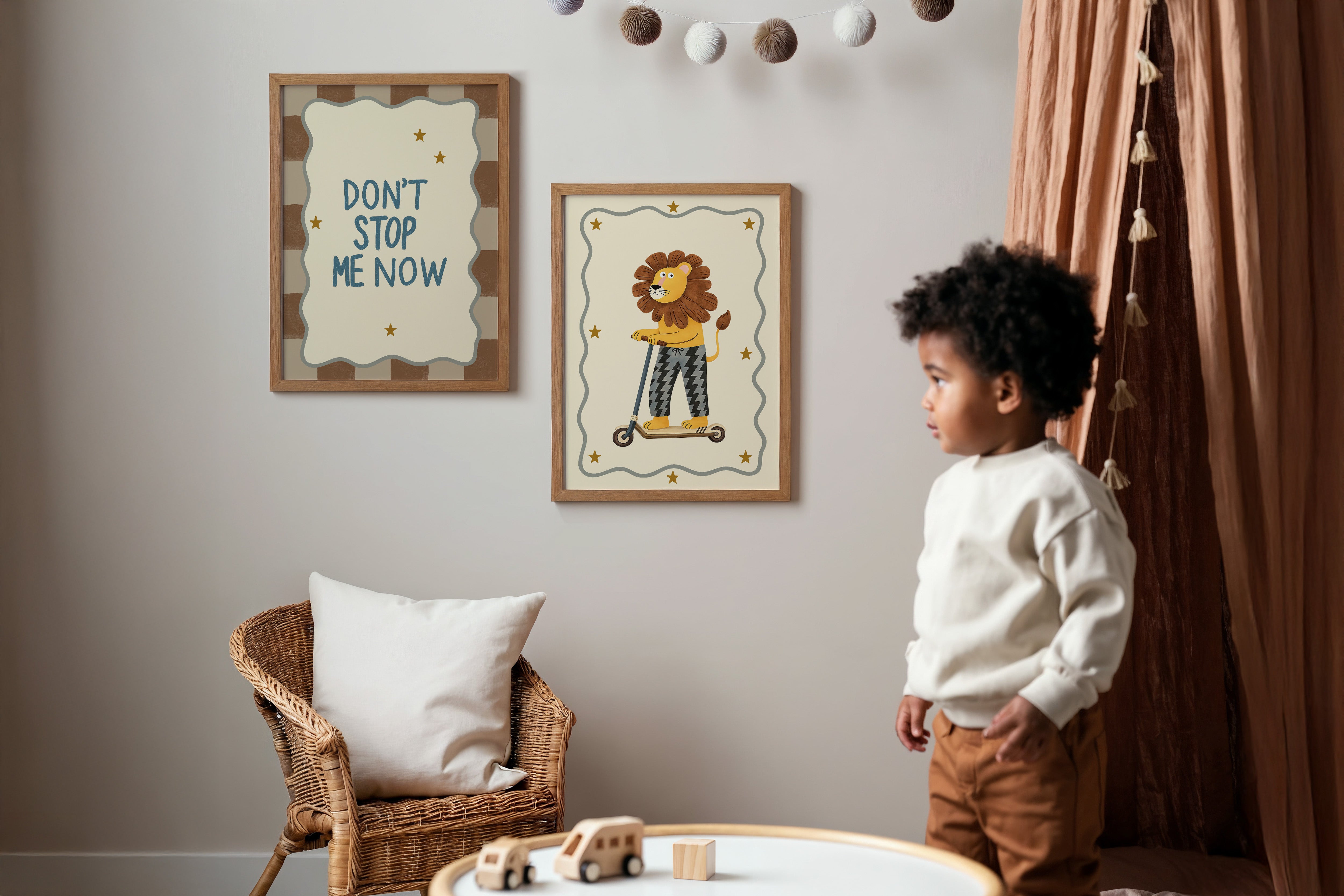 Kinderkamer print - Stoere leeuw op step