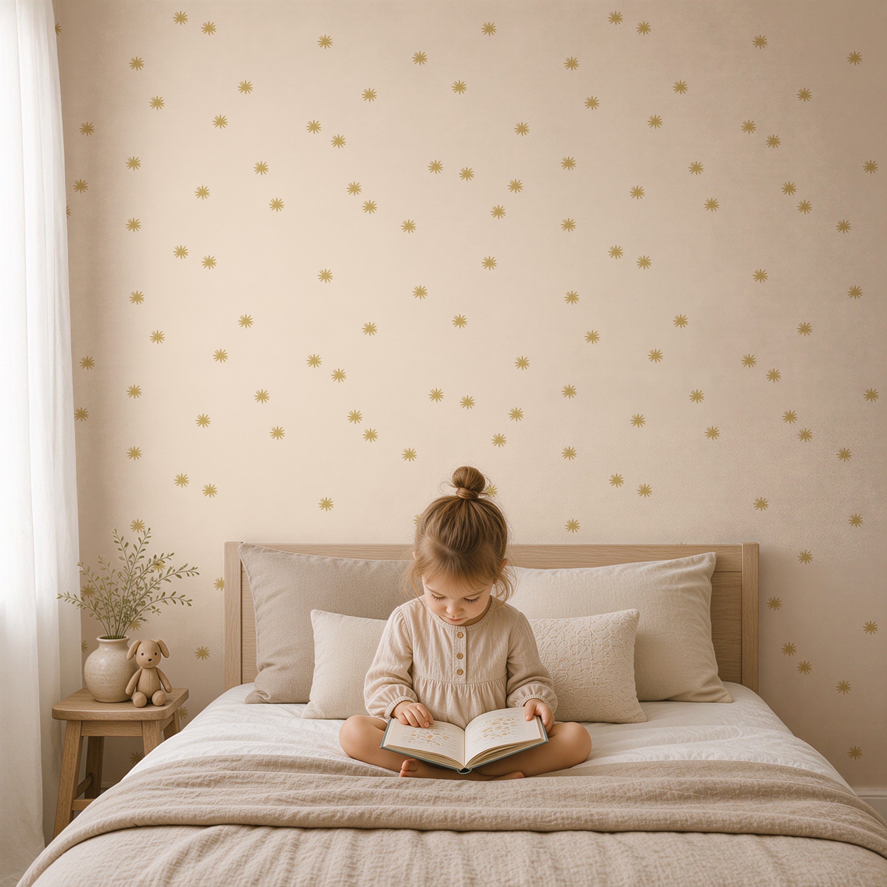 Meisje met boek op bed in kinderkamer met Tiny Stars honey beige sterrenbehang