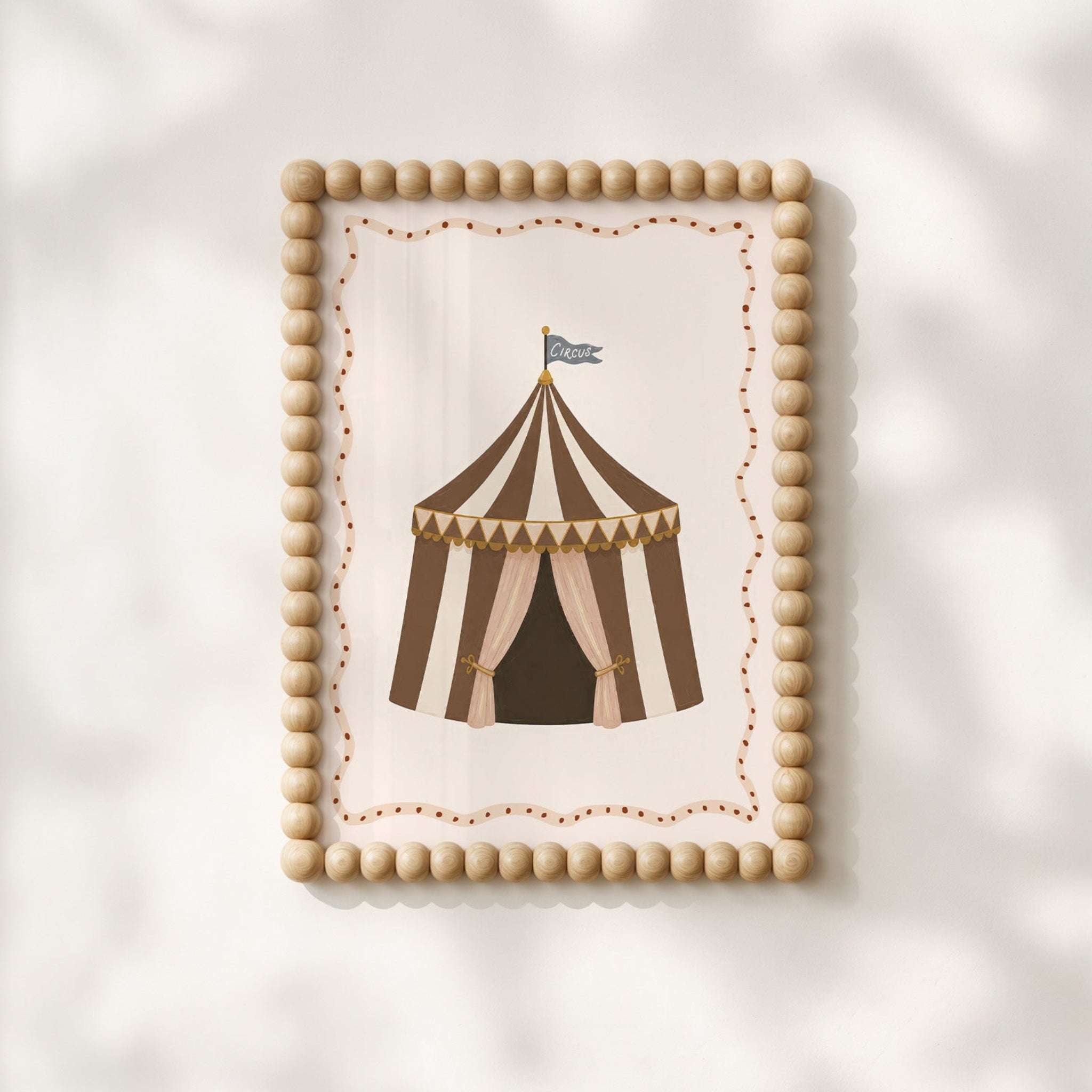 Kinderkamer poster met vintage circustent in chocoladebruin, crème en poederroze tinten met decoratieve rand