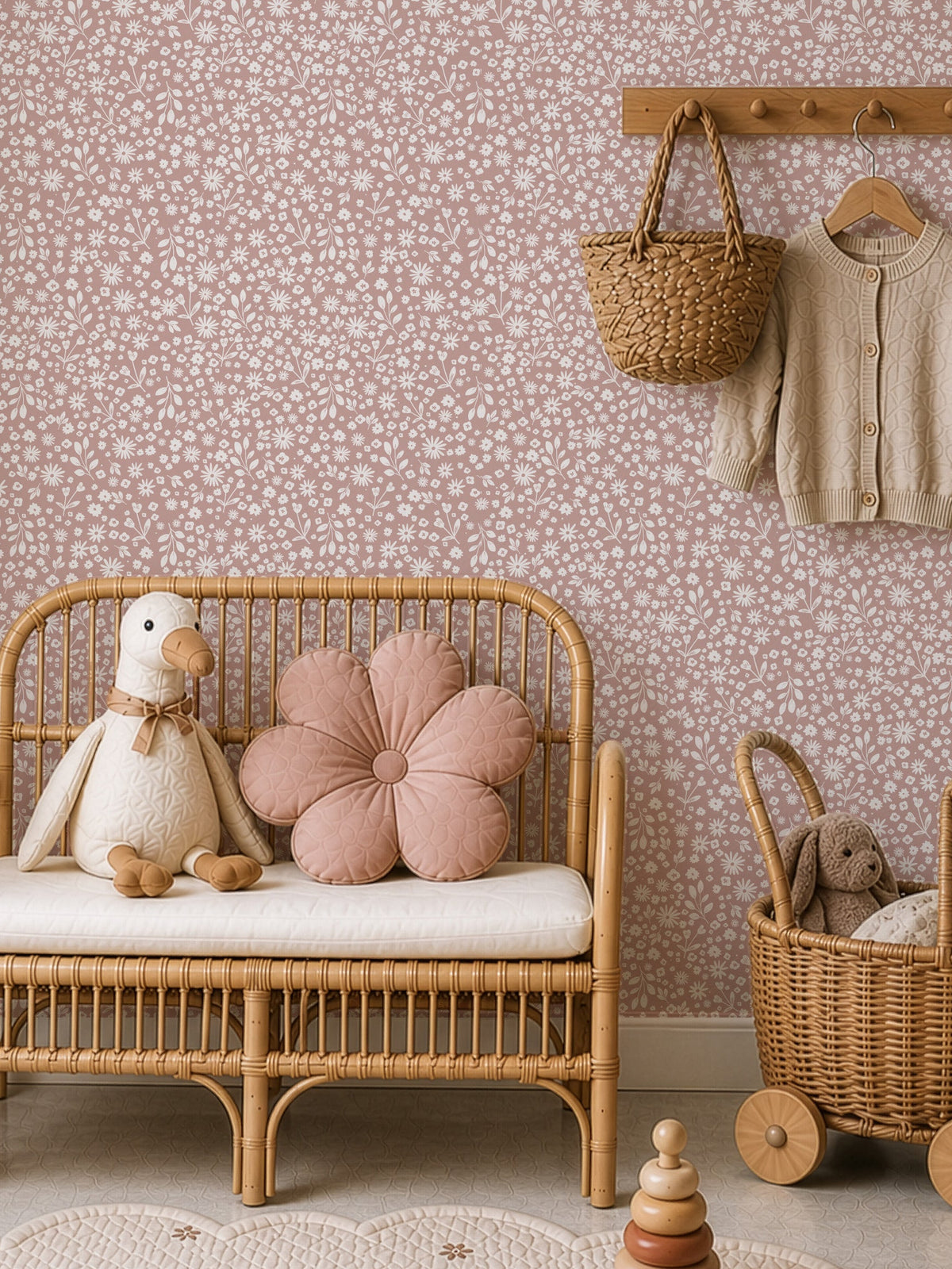 romantisch bloemenbehang in oudroze en beige voor babykamer en kinderkamer