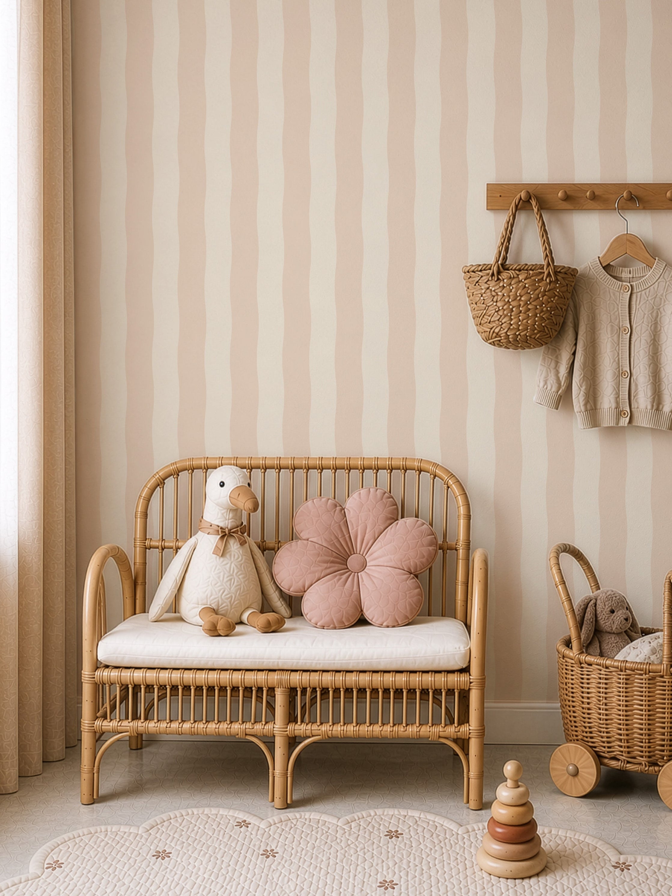 knusse kinderkamer met Wavy Stripes latte behang met golvende verticale strepen in crème en lichtbeige