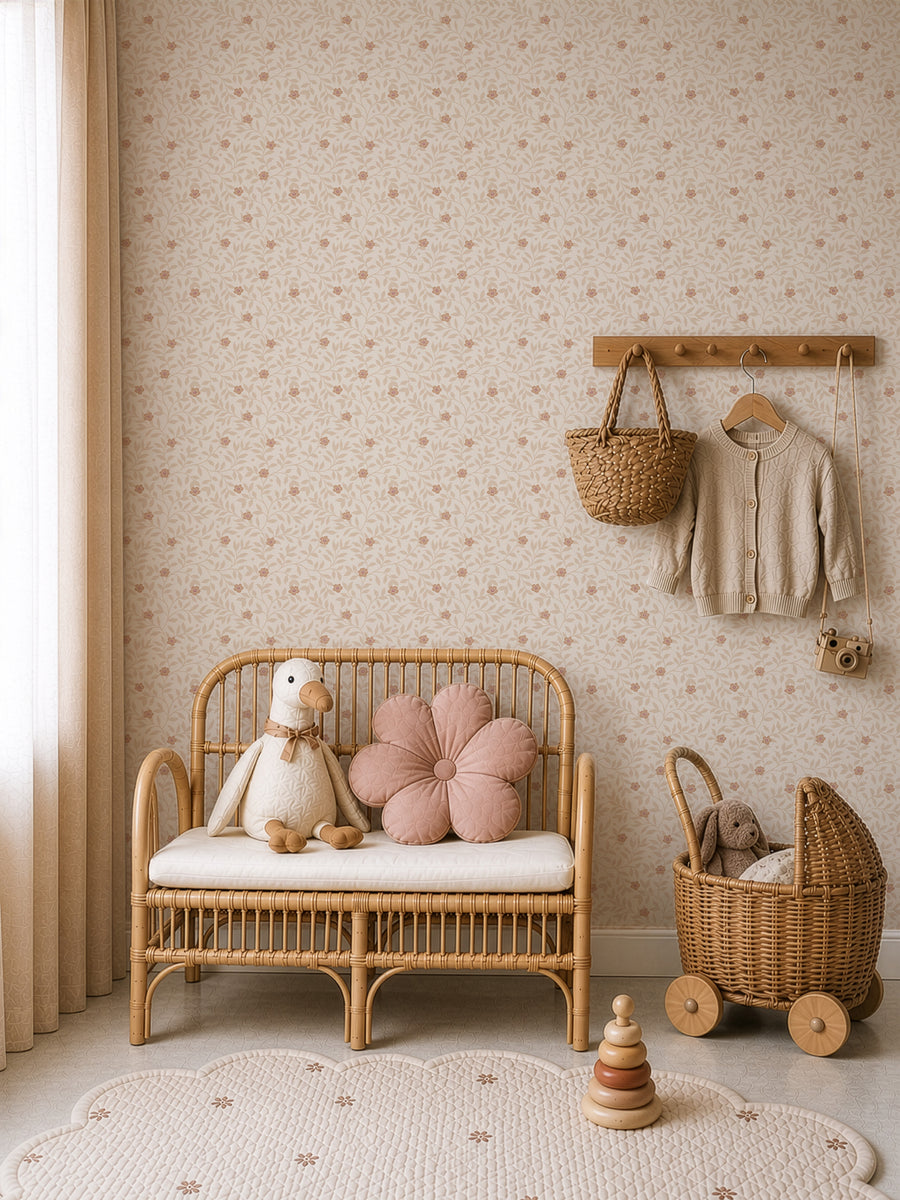 Speelhoek met Petite Blossom abricot behang en houten speelgoed