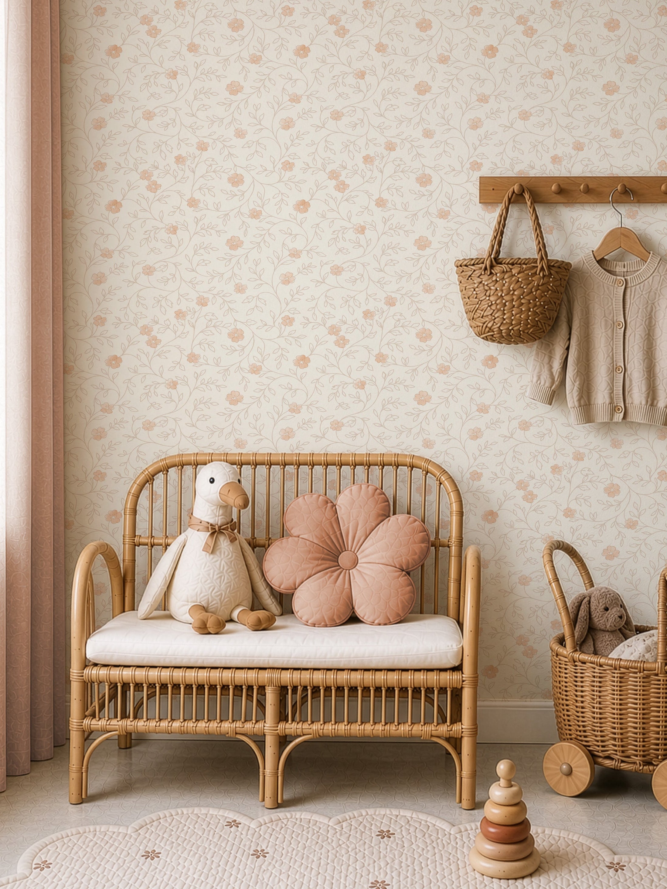 Kinderkamer met Blossom Vine abricot bloemenbehang, houten kinderbureau en natuurlijke accessoires