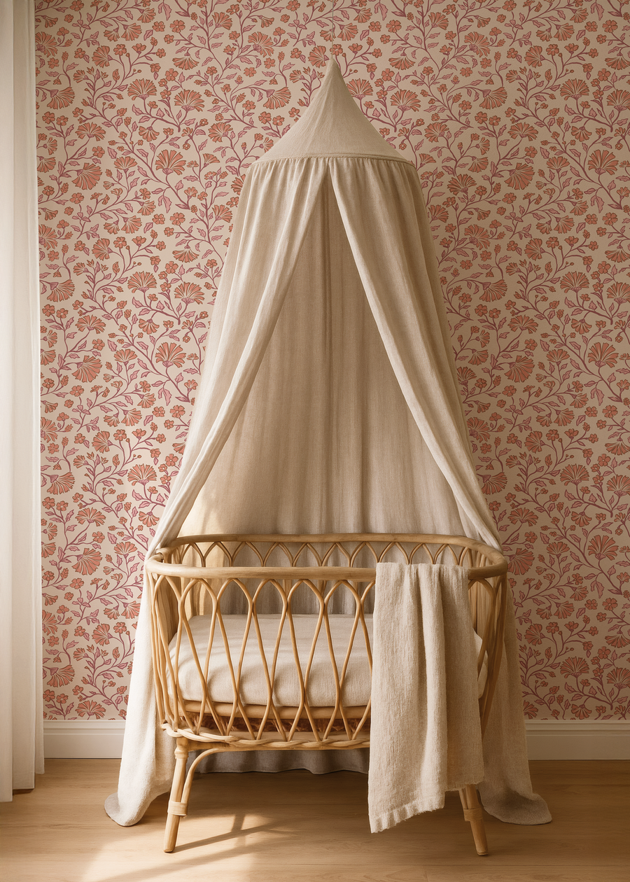 Babykamer met Peach Bloom abricot rose behang, rotan wieg en bedhemel