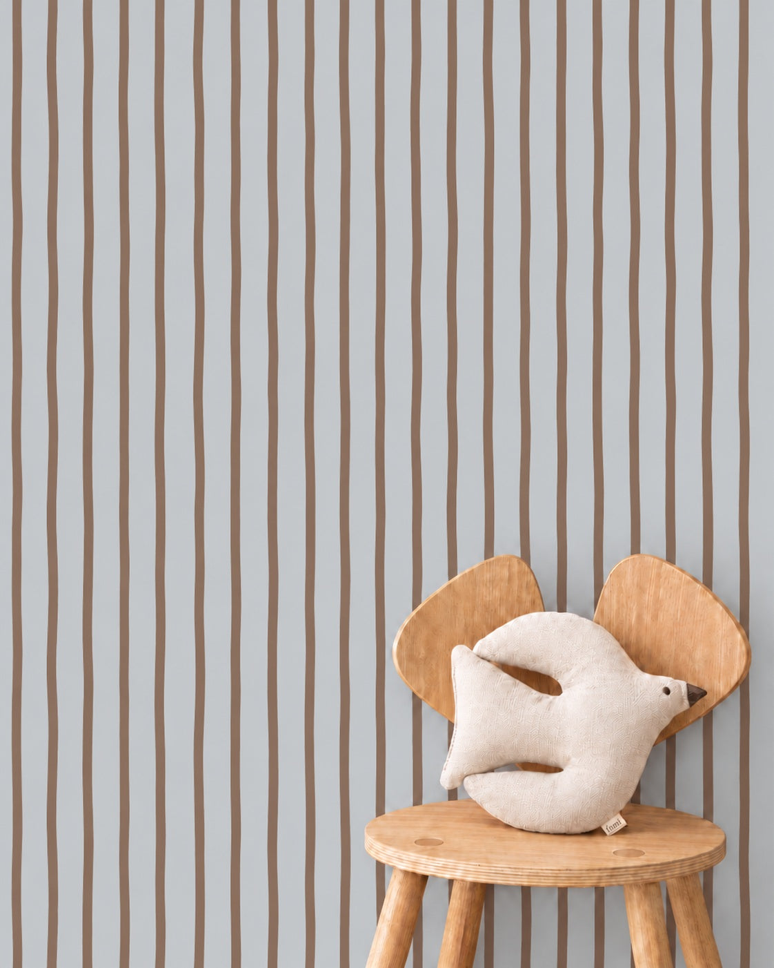Flow Stripes - blue cacao behang als achtergrond bij een rustig ingerichte kinderkamer