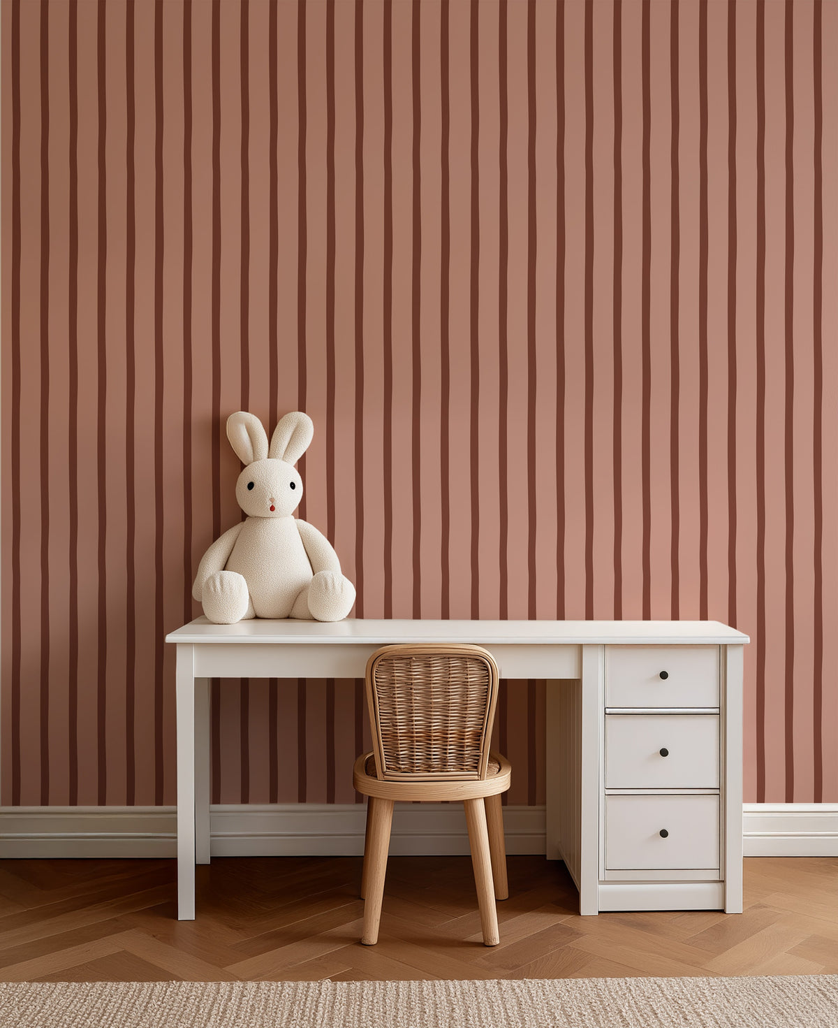 Flow Stripes - blush cacao behang als achtergrond bij een kinderbureau