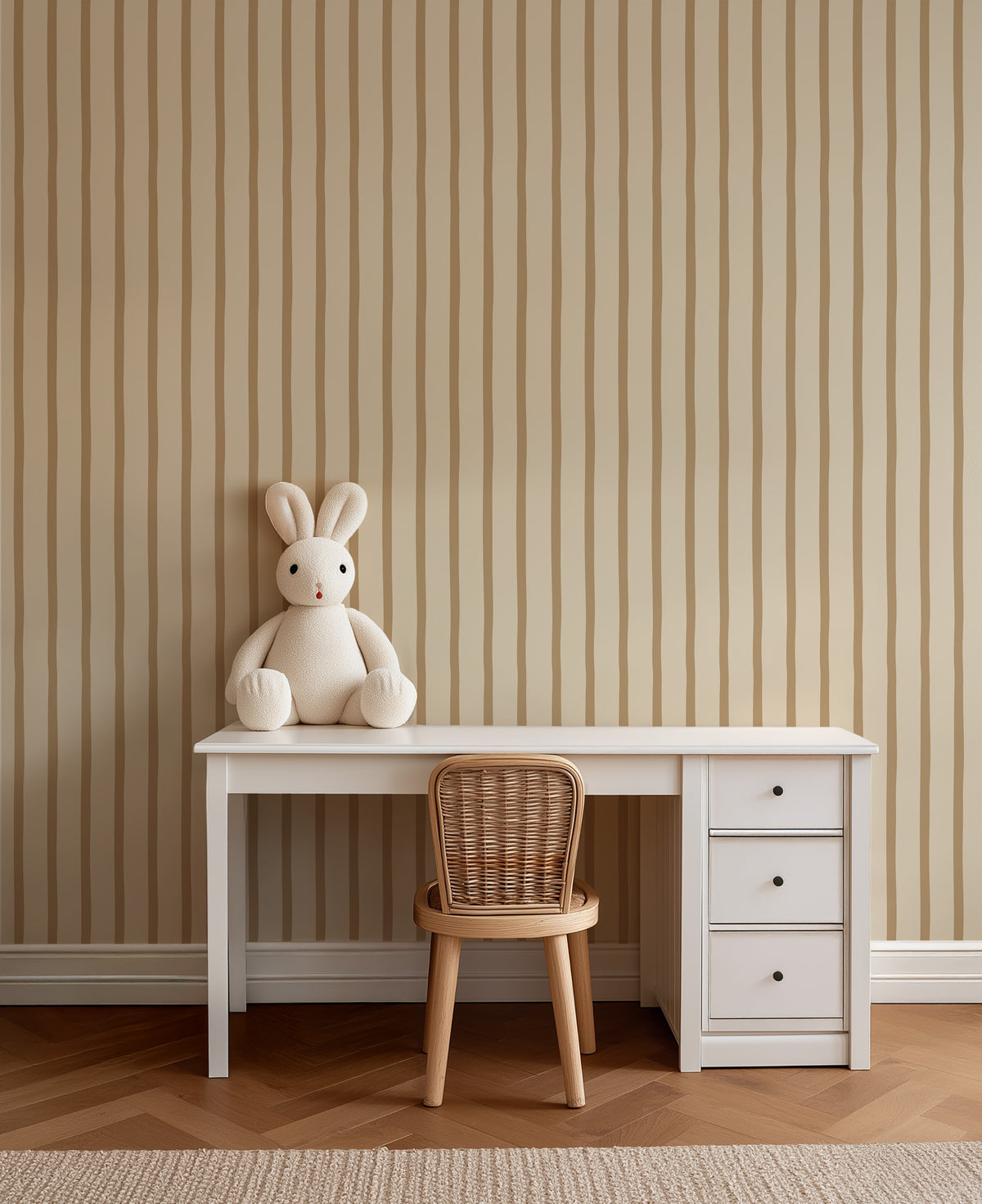 Flow Stripes - dusty khaki behang als achtergrond bij een kinderbureau