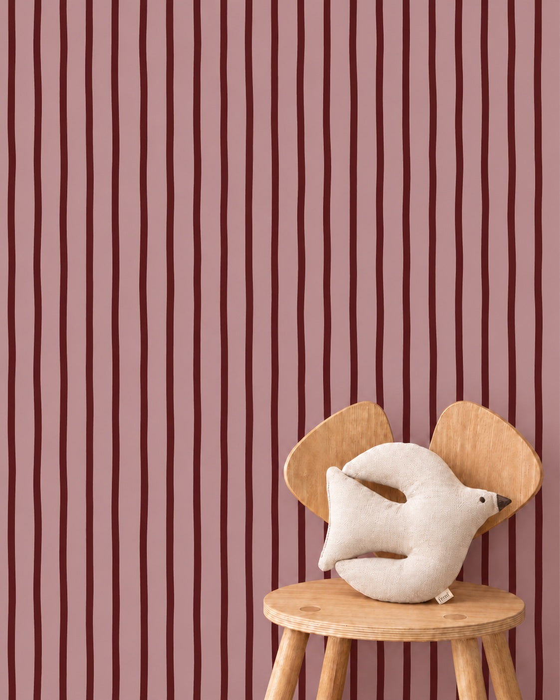 Flow Stripes - mauve merlot behang als achtergrond bij een houten stoel