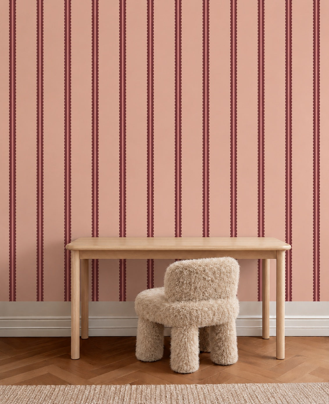 Scalloped Twins - blush rouge behang als achtergrond bij een rustig ingerichte kinderkamer