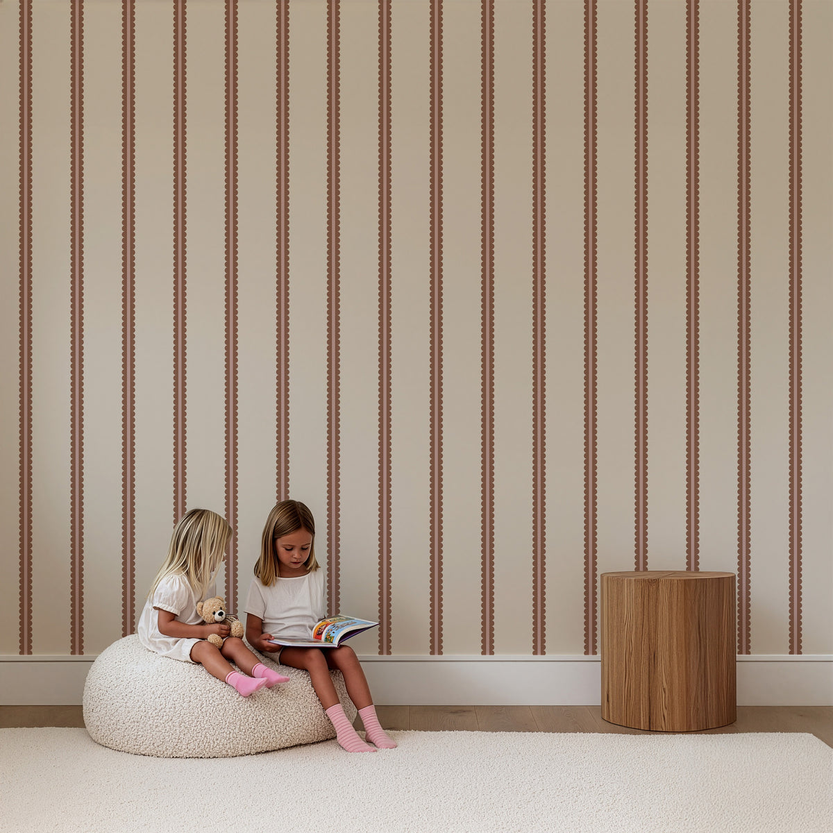 Scalloped Twins - powder blush behang als achtergrond bij twee kinderen op een poef