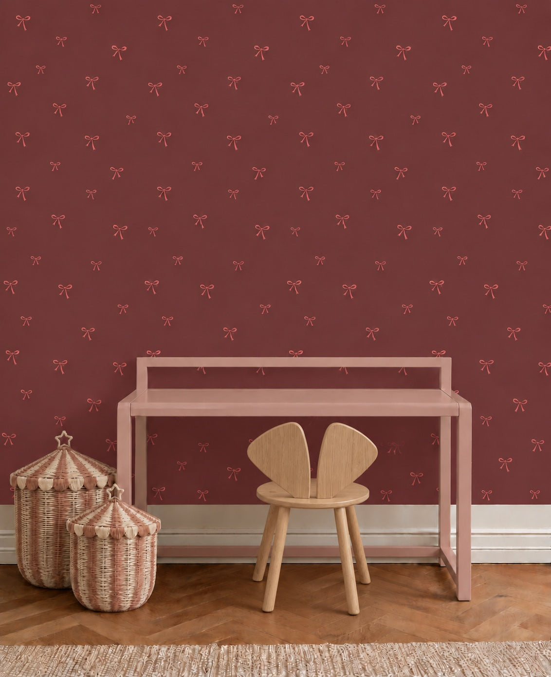 Strikjes - velvet burgundy behang als achtergrond bij een houten stoel