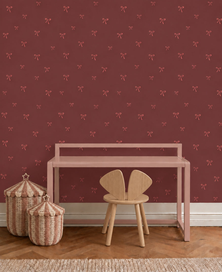 Strikjes - velvet burgundy behang als achtergrond bij een houten stoel
