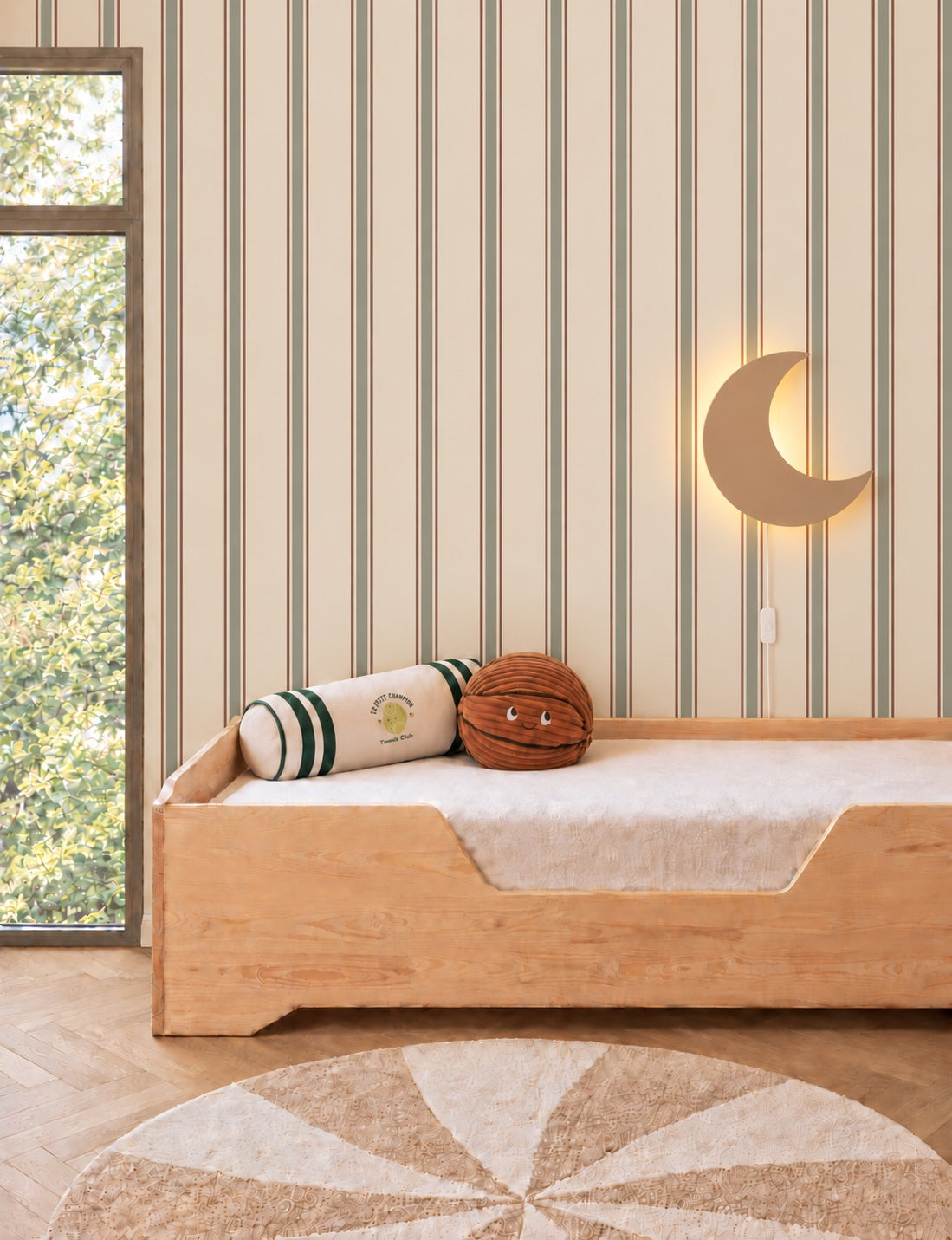 Vintage Stripes - dusty sage behang als achtergrond bij een houten bed en een maanlamp