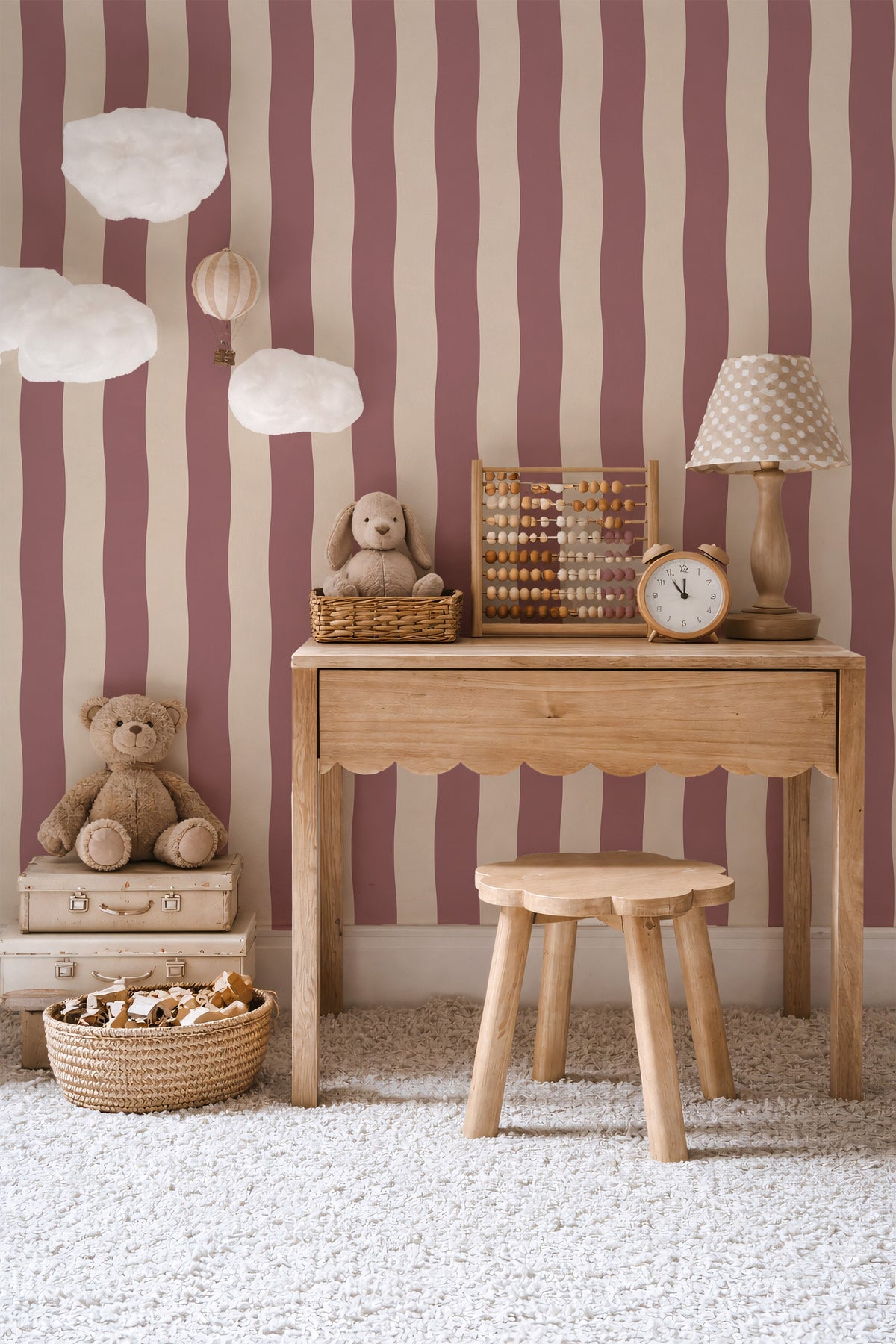 Wavy Stripes - plum behang als achtergrond bij een rustig ingerichte kinderkamer