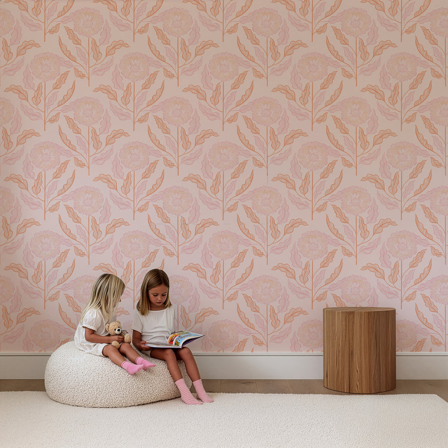 Meisje op poef in kinderkamer met behang Sunset Flowers