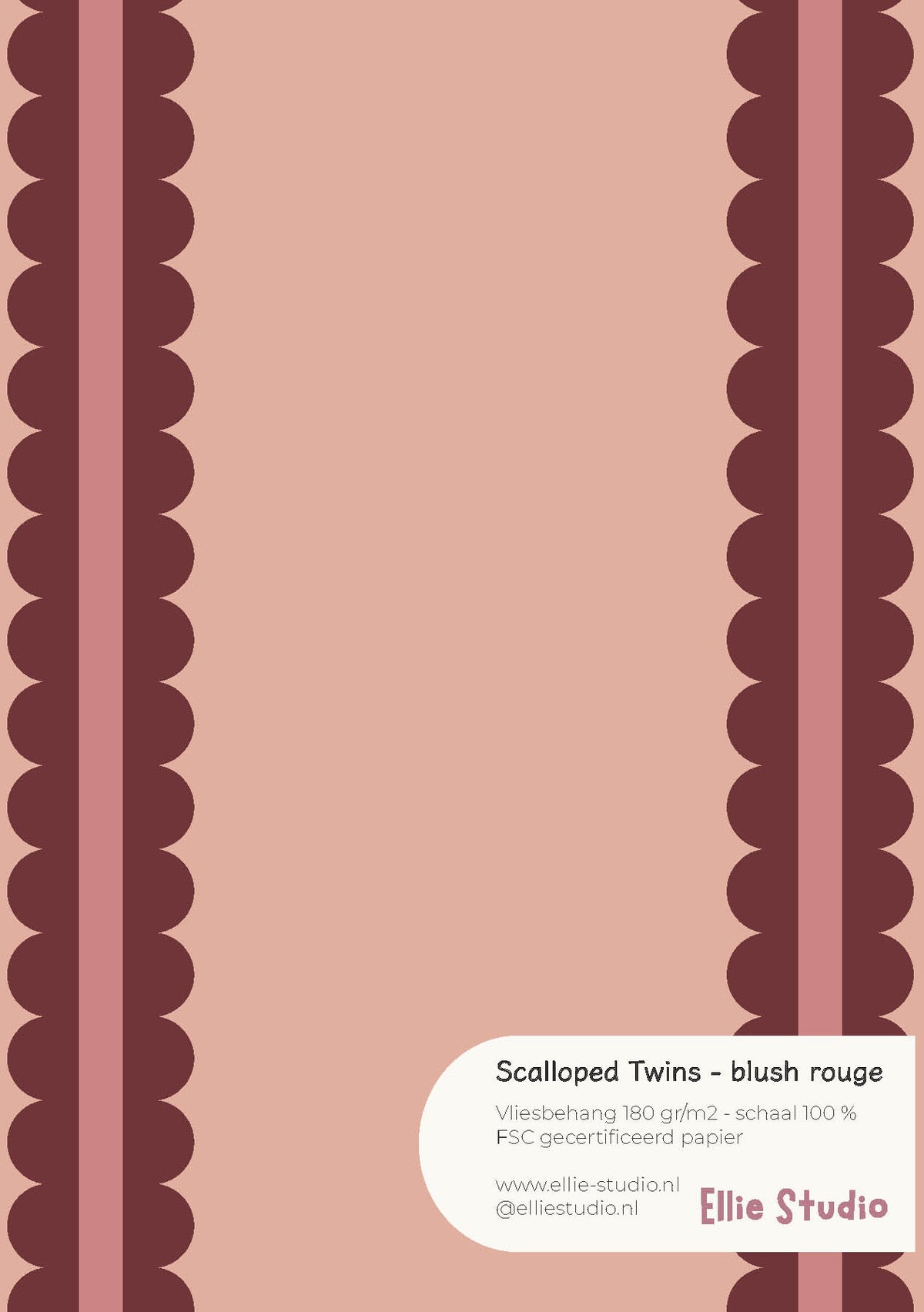 A4 behangstaal Scalloped Twins - blush rouge van ELLIE Studio: blushroze met geschulpte strepen in bordeauxrood