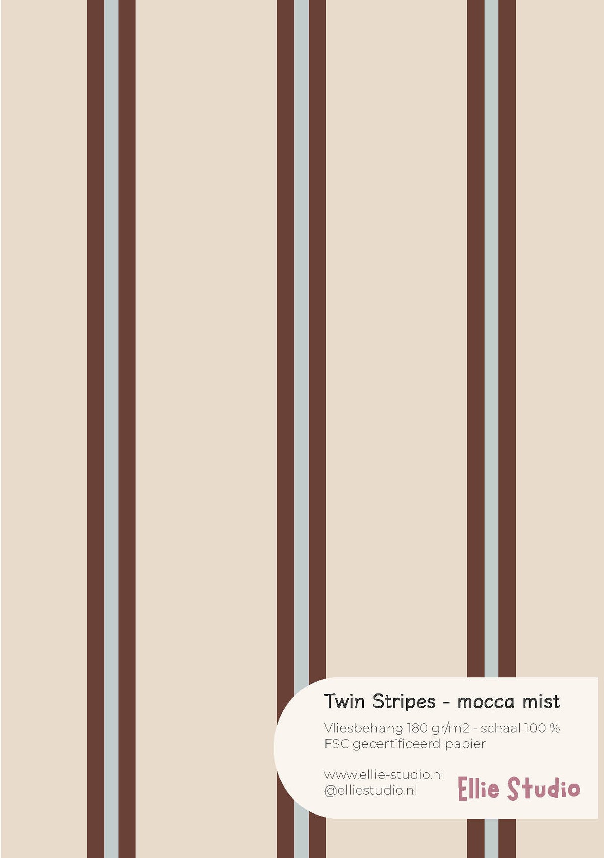 A4 behangstaal Twin Stripes - mocca mist van ELLIE Studio: licht beige met dubbele strepen in mocca en grijsgroen