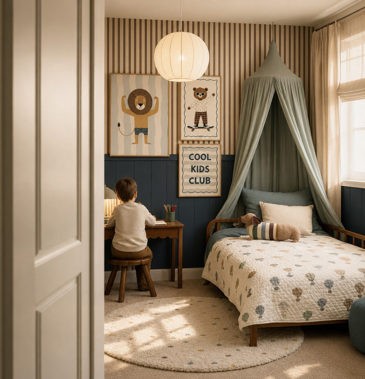 Kinderkamer inspiratie: Een stoere én gezellige jongenskamer met strepen en posters. - sfeerbeeld