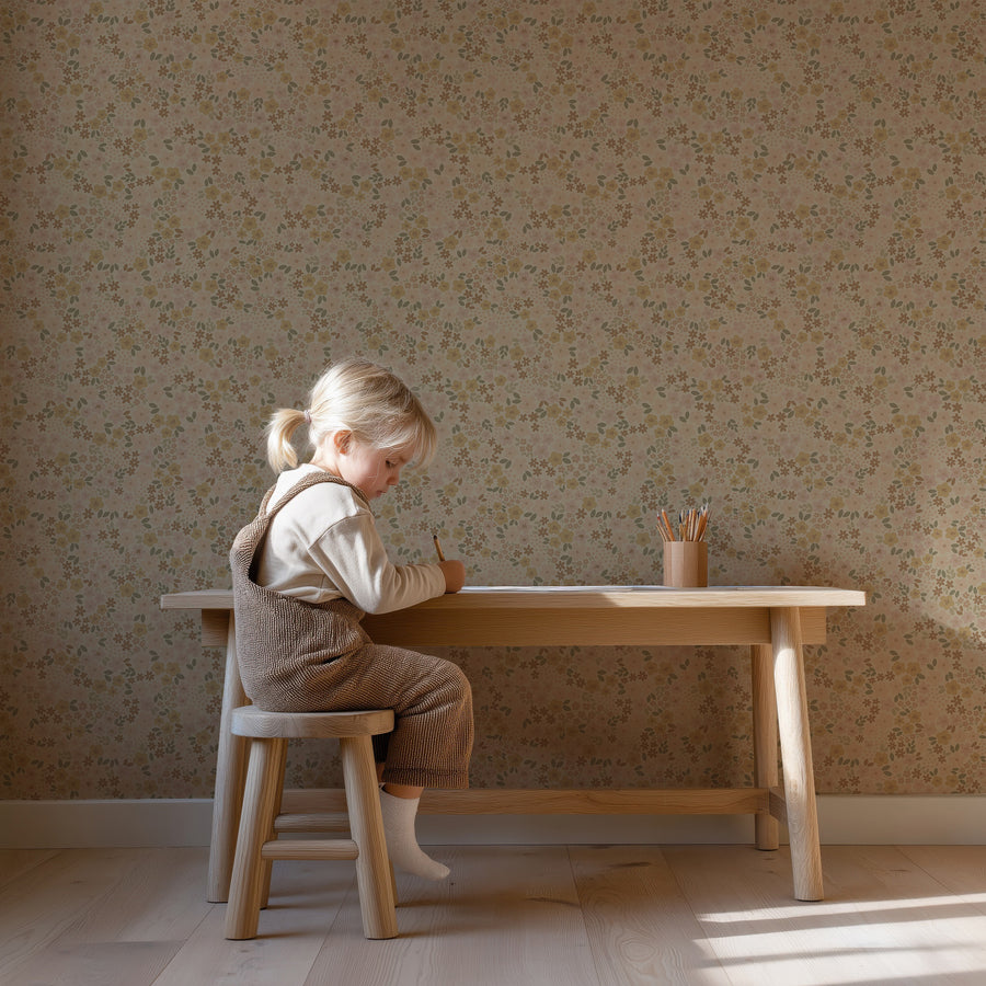Ditsy Flowers meadow beige behang bij een kinderbureau met blond meisje