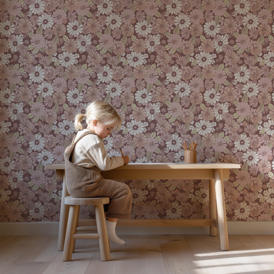 Kinderkamer met Retro Flowers lila behang bij een bureau