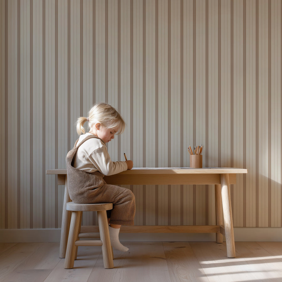 Meisje aan bureau voor behang Sweet Stripes nougat