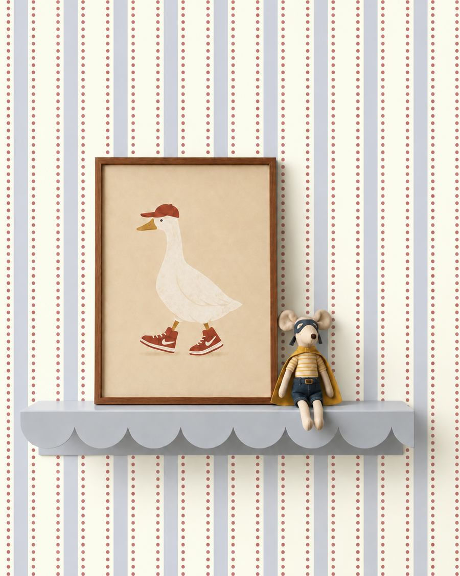 Blauw gestreept kinderkamerbehang met berryrode stippen en houten posterlijst