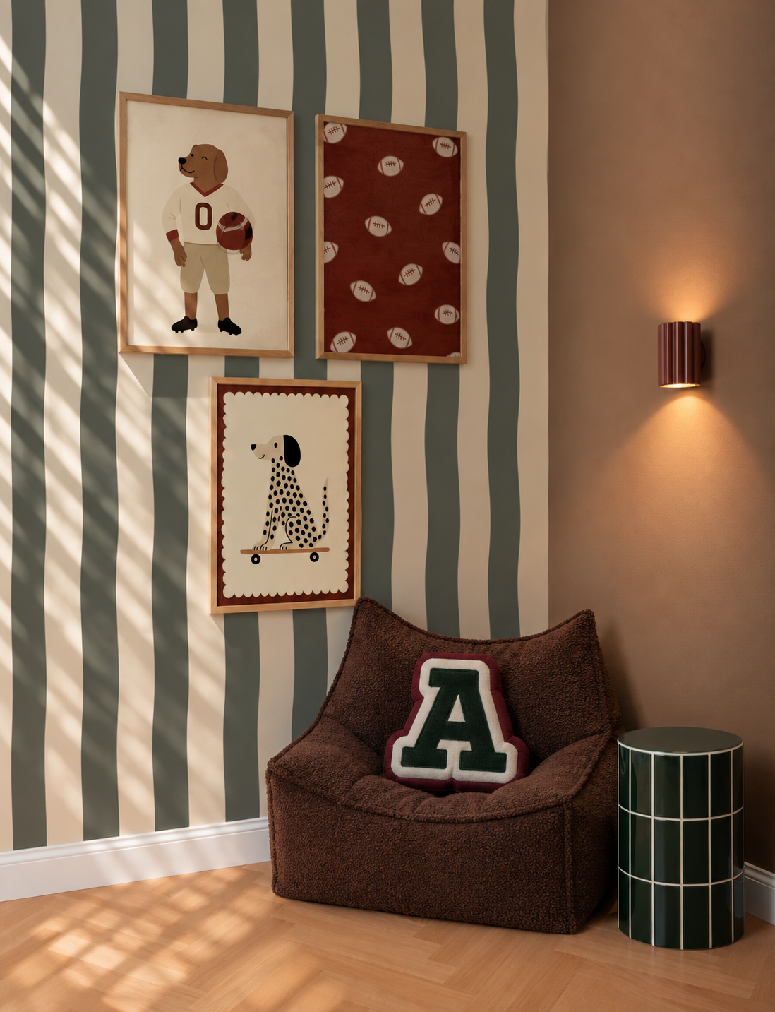 Wavy Stripes forest green behang in een warme jongenskamer