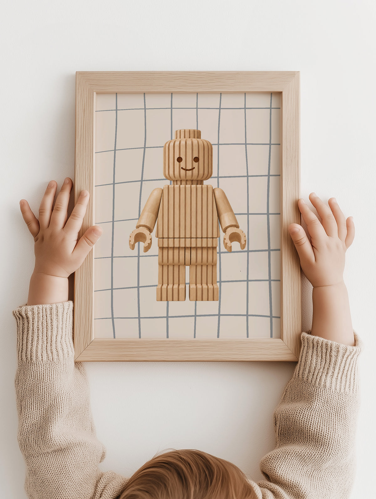 Kinderhanden houden de Block Buddy | soft grey poster in een houten lijst