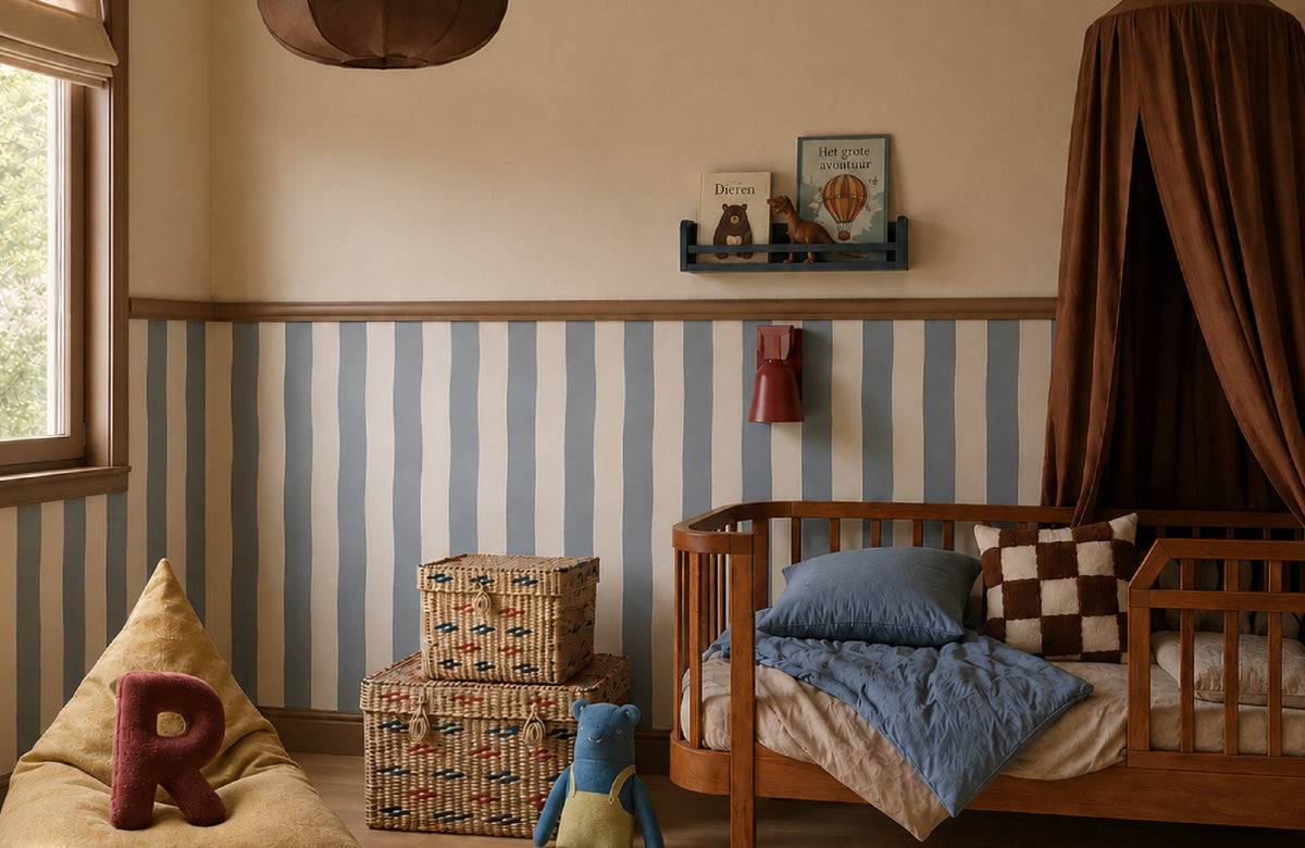 Warme jongenskamer met gestreept behang