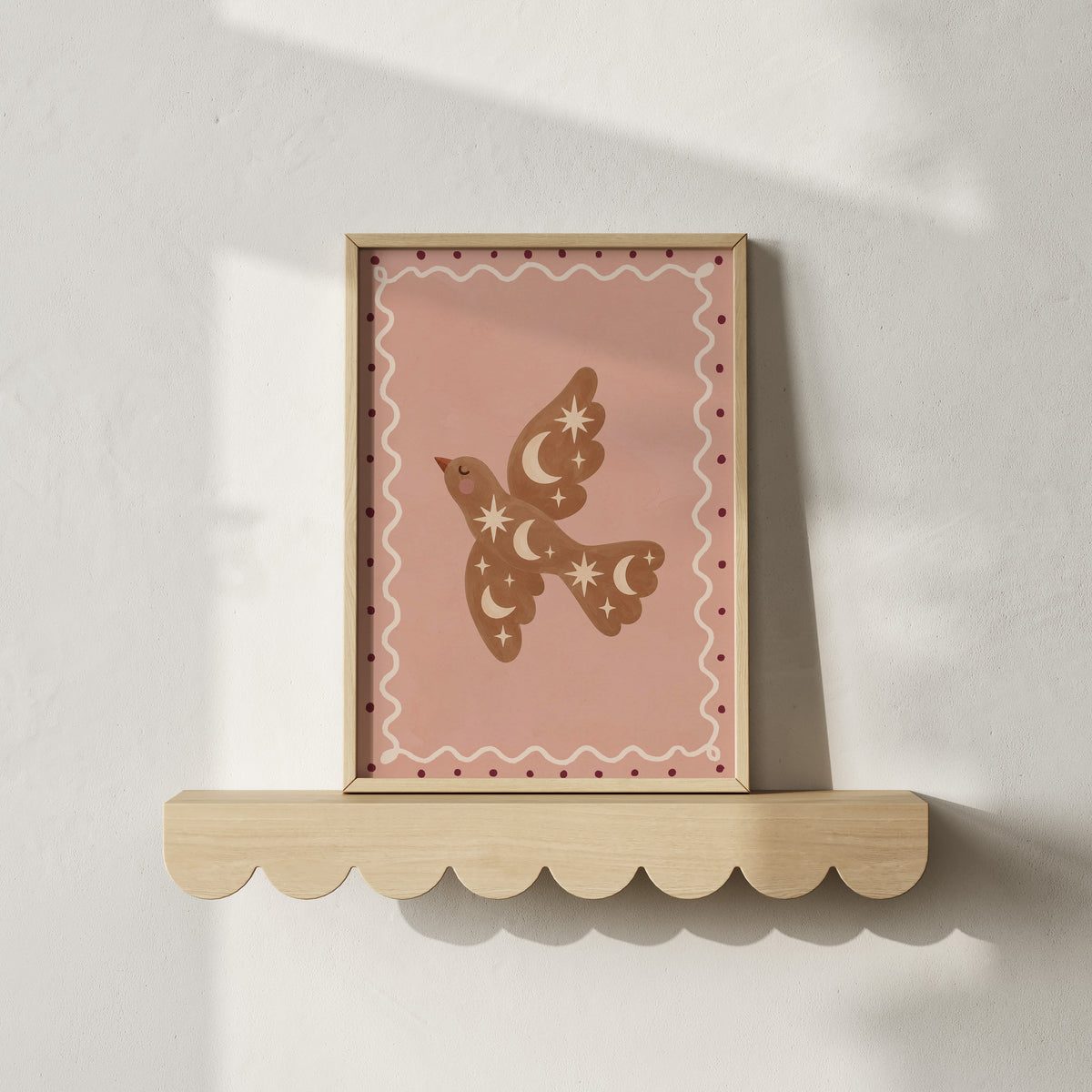 Moonlight Bird kinderkamerposter in roze op een golvend wandplankje